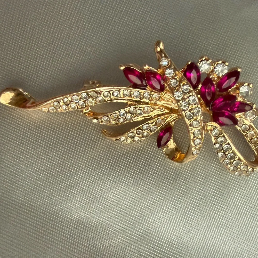 Sparkling Set of Three Crystal Brooches/Pins - Picture 6 of 7